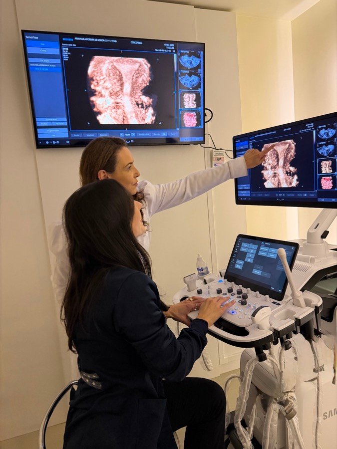 Dra. Camila Marchetti Lodi e Dra. Eleonora Pasqualotto analisando exame de imagem 3D/4D no Mapa da Fertilidade