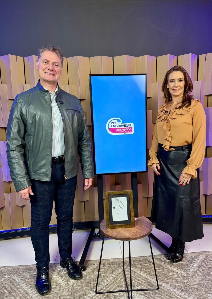 Dr. Fábio e Dra. Eleonora ao lado do logo do PodEngravidar