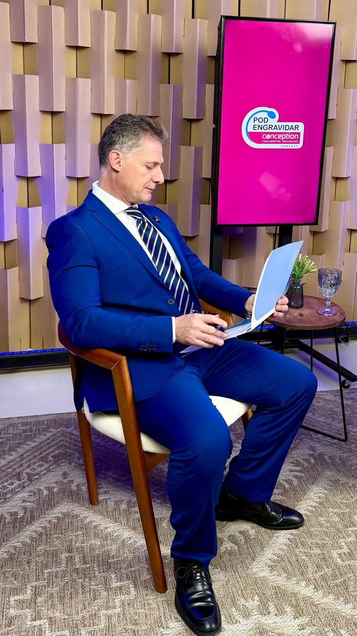 Dr. Fábio revisando o roteiro do episódio