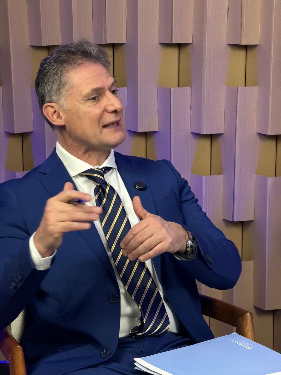 Dr. Fábio explicando durante a gravação