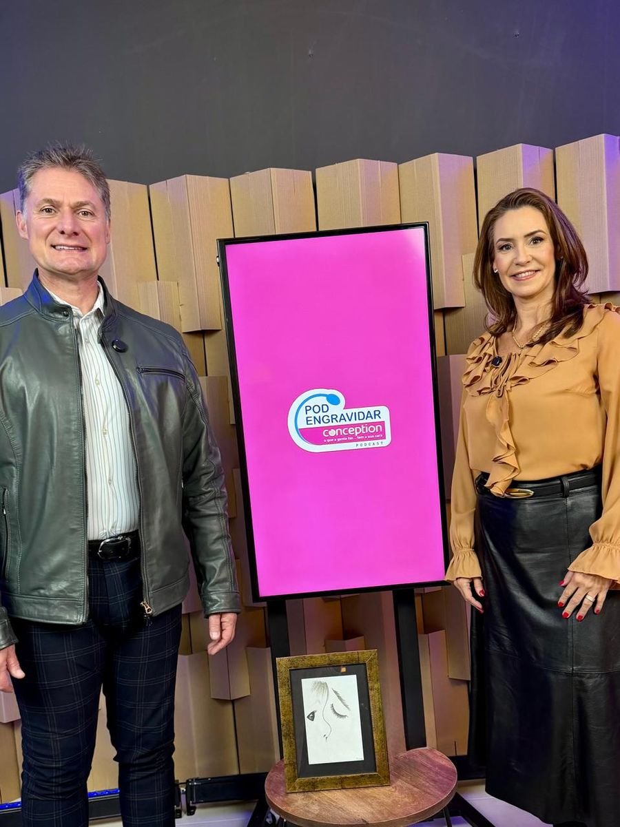 Dr. Fábio e Dra. Eleonora ao lado do logo do PodEngravidar