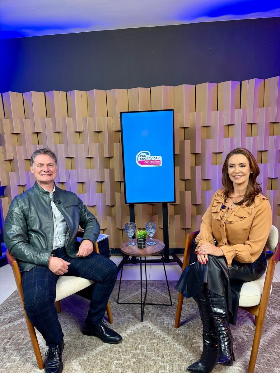 Cenário do PodEngravidar com Dr. Fábio e Dra. Eleonora sentados